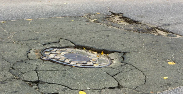 Waterfilled çukur Asfaltlı yol üzerinde