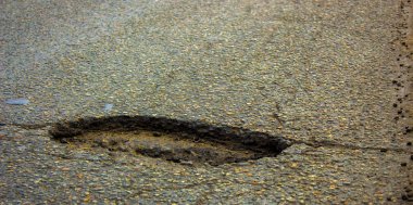 Waterfilled çukur Asfaltlı yol üzerinde