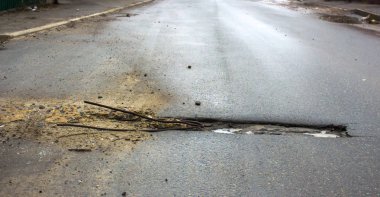 Waterfilled çukur Asfaltlı yol üzerinde