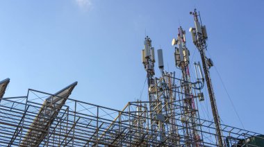 Üç cep telefonu iletişim kule iletim sinyal