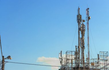 Üç cep telefonu iletişim kule iletim sinyal