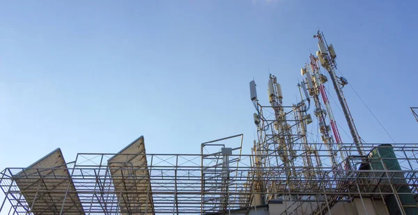 Три сигнали комунікаційної вежі мобільного зв'язку — стокове фото
