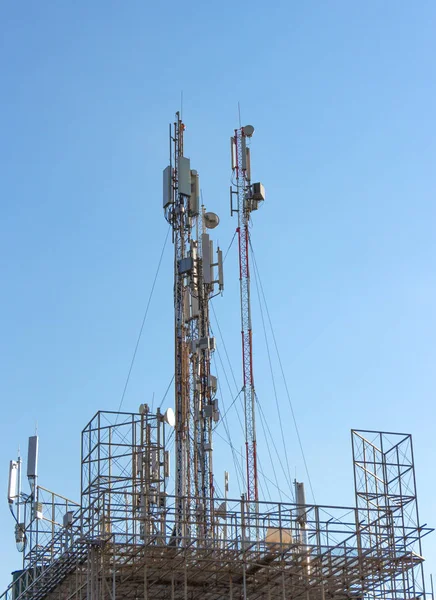 Tři mobilní telefon komunikační věž vysílací signál — Stock fotografie