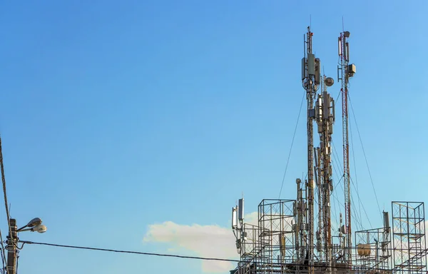 Tři mobilní telefon komunikační věž vysílací signál — Stock fotografie