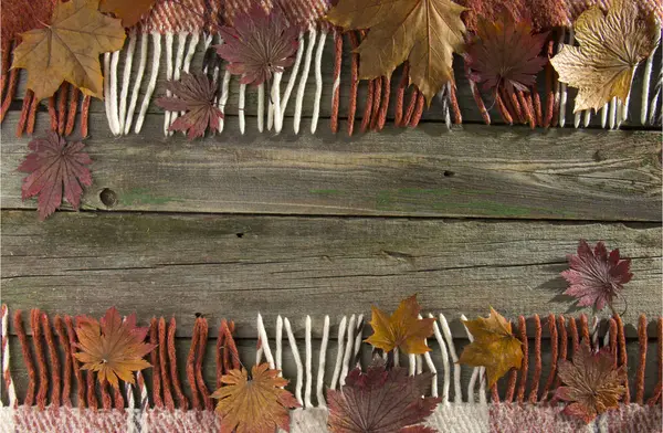 Фон, старые доски с выцветшей краской и клетчатой клеткой — стоковое фото