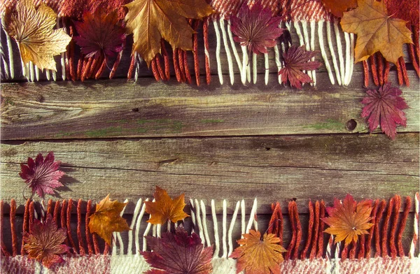 Фон, старые доски с выцветшей краской и клетчатой клеткой — стоковое фото