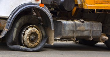 Kırık ön tekerlek, eski bir beyaz kamyon.