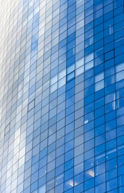 Modern ofis binasının camlarına yansıyan bulutlar