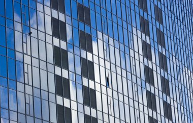 Modern ofis binasının camlarına yansıyan bulutlar