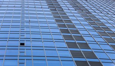 Modern ofis binasının camlarına yansıyan bulutlar