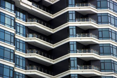 Modern ofis binasının camlarına yansıyan bulutlar