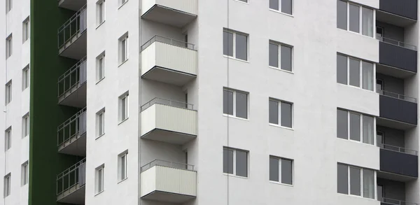 De gevel van een typische blok meerdere verdiepingen residentieel gebouw. Vooraanzicht close-up — Stockfoto