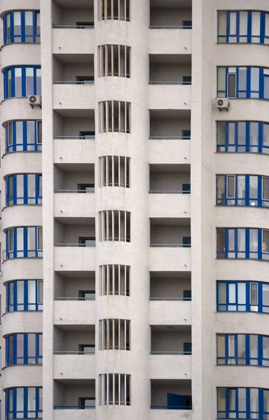 De gevel van een typische blok meerdere verdiepingen residentieel gebouw. Vooraanzicht close-up — Stockfoto