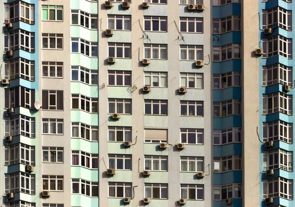Egy tipikus blokk többszintes lakóépület homlokzatán. Elölnézet közelről — Stock Fotó