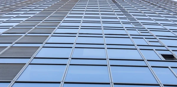 Modern ofis binasının camlarına yansıyan bulutlar