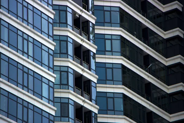 Nuages reflétés dans les fenêtres de l'immeuble de bureaux moderne — Photo