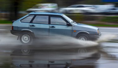 Sıçrama araba sel su üzerinden gider olarak