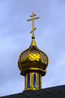 Kubbe mavi gökyüzüne karşı Ortodoks katedrali, altın yaldız