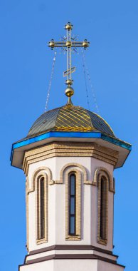 Kubbe mavi gökyüzüne karşı Ortodoks katedrali, altın yaldız