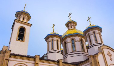 Kubbe mavi gökyüzüne karşı Ortodoks katedrali, altın yaldız