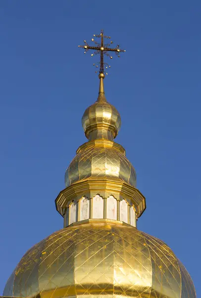 Zlacení kopule ortodoxní katedrála proti modré obloze — Stock fotografie