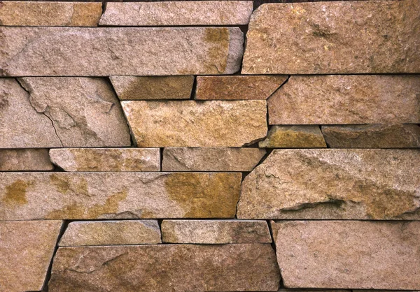 Textura de pared de piedra, azulejos travertino frente a la piedra — Foto de Stock