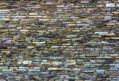 birden fazla taşlarla yapılan sanatsal duvar parçası