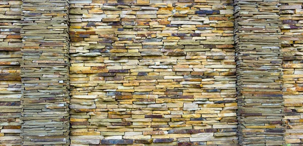 Фрагмент художественной стены из нескольких камней — стоковое фото