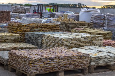 Dekoratif taş bir palet oluşturmak için reklam kullanılabilir