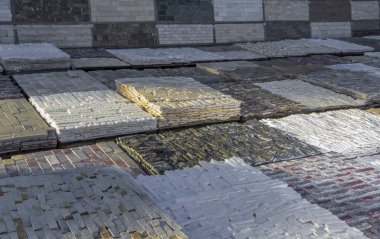 Dekoratif taş bir palet oluşturmak için reklam kullanılabilir