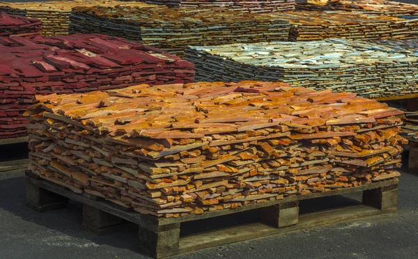 Dekoratif taş bir palet oluşturmak için reklam kullanılabilir