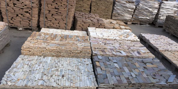 Dekoratif taş bir palet oluşturmak için reklam kullanılabilir