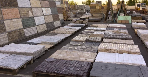 Dekoratif taş bir palet oluşturmak için reklam kullanılabilir