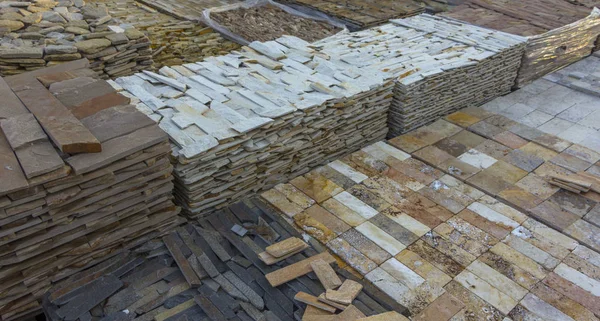 Dekoratif taş bir palet oluşturmak için reklam kullanılabilir