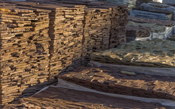 Dekoratif taş bir palet oluşturmak için reklam kullanılabilir