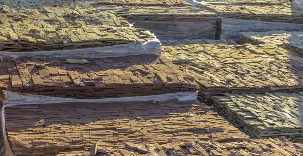 Dekoratif taş bir palet oluşturmak için reklam kullanılabilir