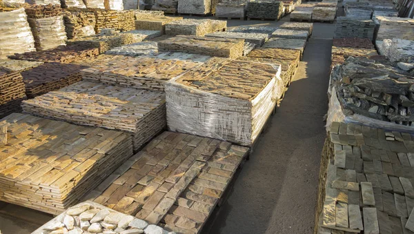 Dekoratif taş bir palet oluşturmak için reklam kullanılabilir