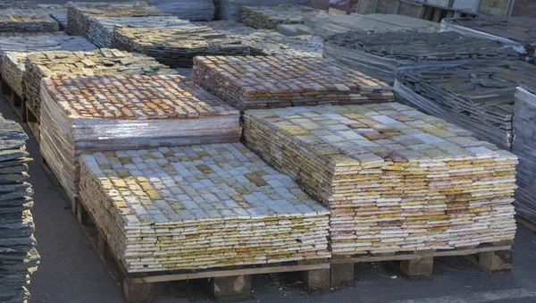 Dekoratif taş bir palet oluşturmak için reklam kullanılabilir