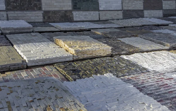 Dekoratif taş bir palet oluşturmak için reklam kullanılabilir