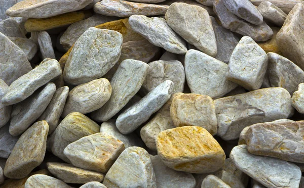 Una muestra de grava de travertino y mármol, utilizada en el diseño del paisaje para crear un jardín de piedras —  Fotos de Stock