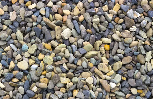 Una muestra de grava de travertino y mármol, utilizada en el diseño del paisaje para crear un jardín de piedras —  Fotos de Stock