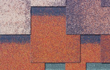 Kırmızı plastik çatı kiremitleri ev