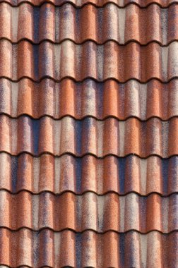 Kırmızı plastik çatı kiremitleri ev