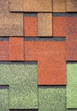 Kırmızı plastik çatı kiremitleri ev