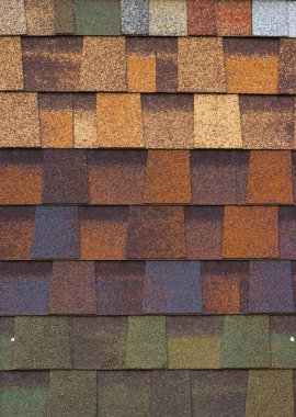 Kırmızı plastik çatı kiremitleri ev