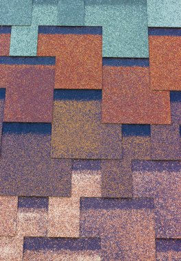 Kırmızı plastik çatı kiremitleri ev