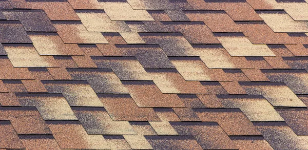 La textura de las tejas es de cerca. Material para techos —  Fotos de Stock