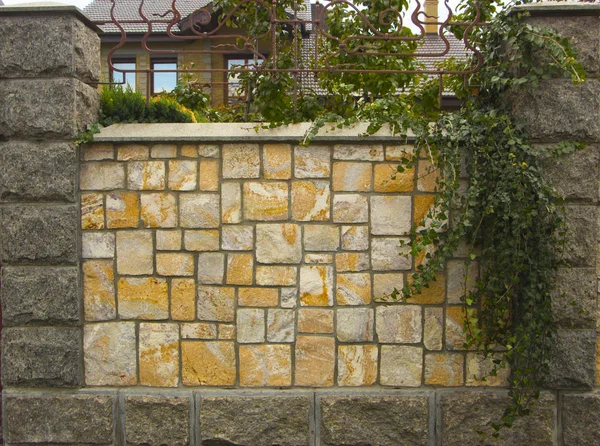 Zaunmuster aus dekorativen Betonsteinen — Stockfoto