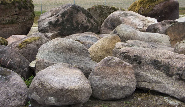 Великих каменів для використання в ландшафті дизайн, коли в монтаж Альпійські гірки і японська камінь сади — стокове фото