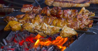 Terbiye edilmiş şiş mangal ızgarasında mangal yapmaya hazırlanıyor..